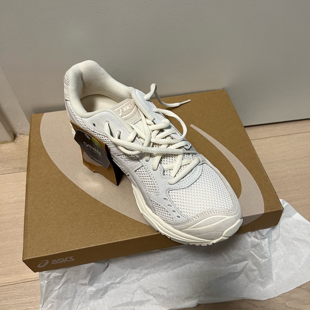 ASICS women’s size 9.5 sneakers NWT!!